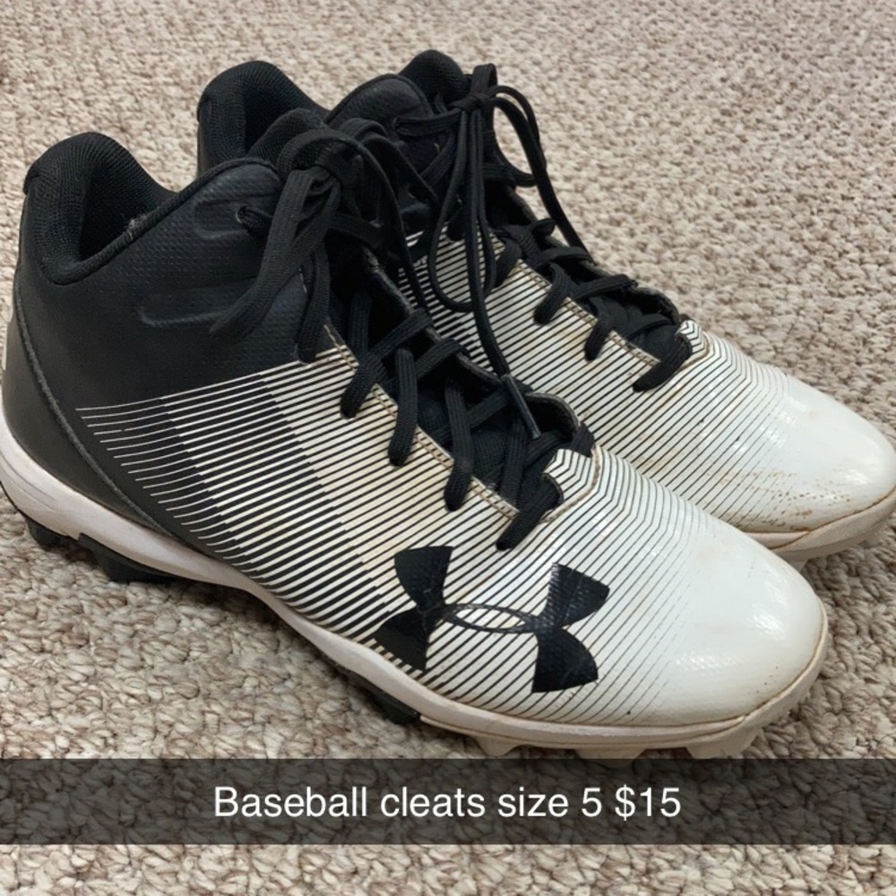 Boy’s Under Armour Baseball Cleats - Size 5